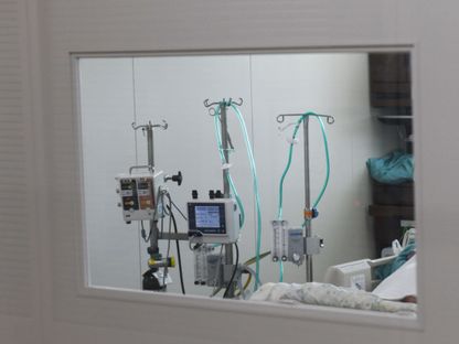 أجهزة طبية داخل وحدة العناية المركزة في مستشفى جامعة تشيبا في تشيبا/ اليابان  -  المصور: نوريكو هاياشي / بلومبرغ