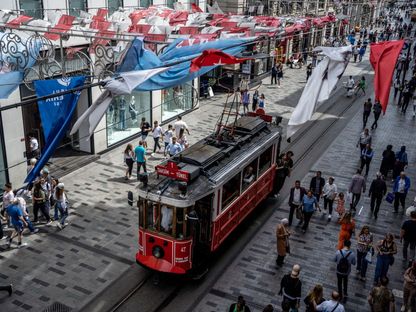 ترام يمر  بين المتسوقين في شارع الاستقلال في اسطنبول، تركيا - المصدر: بلومبرغ