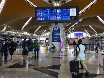 مسافرون في مطار كوالالمبور الدولي، ماليزيا - المصدر: بلومبرغ
