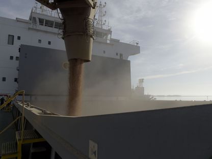 تحميل القمح فوق حاوية ضخمة بميناء \"غيلونغ\" في فكتوريا، أستراليا - المصدر: بلومبرغ