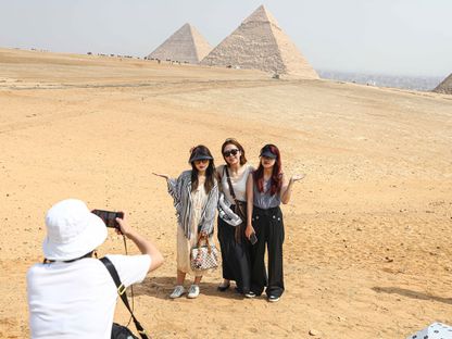 السائحون الصينيون يعودون إلى السفر ويفضلون الدول التي تعفيهم من الحصول على التأشيرة مثل مصر - المصدر: بلومبرغ
