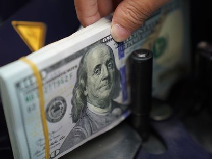 موظف يعد الأوراق النقدية بالدولار الأميركي في مكتب صرف العملات في جاكرتا بإندونيسيا - المصدر: بلومبرغ