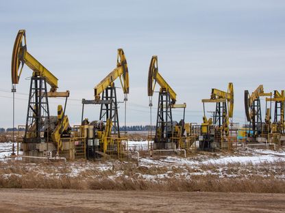 رافعات ضخ النفط التي تديرها شركة \"روسنفت\" في حقل نفط بالقرب من قرية سوكولوفكا، في جمهورية أودمورت، روسيا - المصدر: بلومبرغ