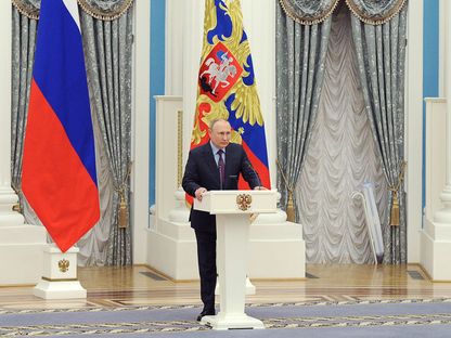 الرئيس الروسي فلاديمير بوتين في حديث مع وسائل الإعلام عقب توقيع إتفاقية مع أذربيجان - المصدر: غيتي إيمجز