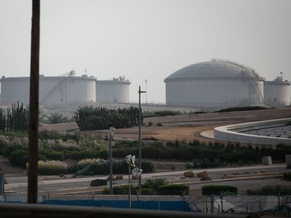صهاريج تخزين النفط تابعة لشركة أرامكو السعودية قرب طريق سريع بالمنطقة الشرقية على مقربة من مدينة الظهران في المملكة العربية السعودية  - المصدر: بلومبرغ