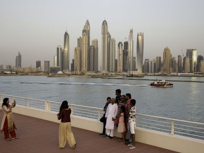 سياح ينظرون إلى منطقة مرسى دبي، الإمارات العربية المتحدة - المصدر: بلومبرغ