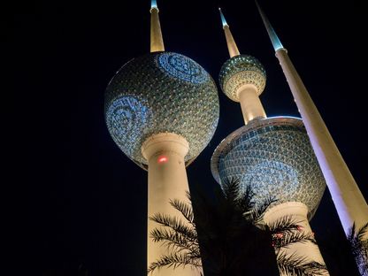 أضواء تضيء أبراج الكويت ليلاً في مدينة الكويت ، الكويت - المصدر: بلومبرغ