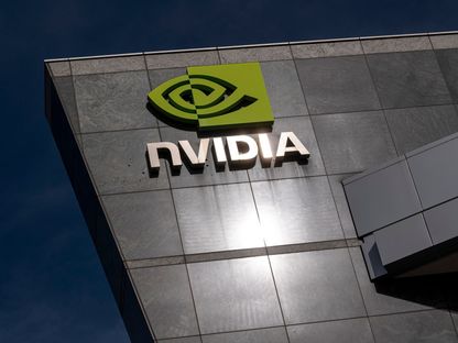 شعار " "إنفيديا" يزين واجهة المقر الرئيسي للشركة في سانتا كلارا، كاليفورنيا، الولايات المتحدة - المصدر: بلومبرغ
