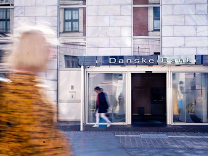 يمر المشاة بفرع بنك Danske Bank A / S في ألبورج ، الدنمارك. - المصدر: بلومبرغ