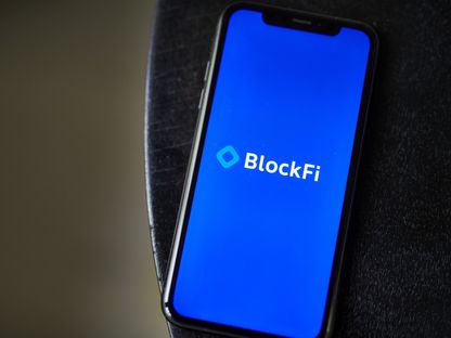 شعار  شركة تجارة العملات المشفرة \"بلوك فاي\" (BlockFi) على شاشة هاتف ذكي - المصدر: بلومبرغ