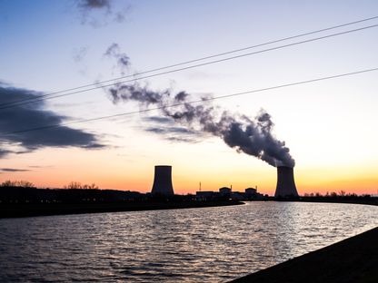 البخار يتصاعد من برج التبريد، محطة غولفيك للطاقة النووية، غولفيك، فرنسا - المصدر: بلومبرغ