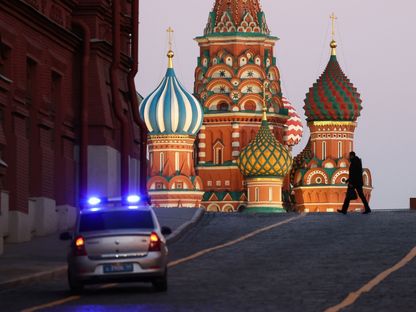 سيارة شرطة بالقرب من كاتدرائية القديس باسيل في الميدان الأحمر في موسكو ، روسيا  - المصدر: بلومبرغ