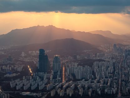 مبانٍ تجارية وسكنية  عند غروب الشمس في  سيؤول، كوريا الجنوبية - المصدر: بلومبرغ