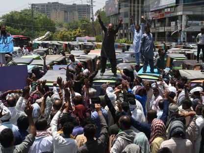 سائقو التوك توك يرددون شعارات خلال مظاهرة مناهضة للحكومة احتجاجاً على التضخم وارتفاع أسعار الوقود في لاهور، باكستان - المصور: عارف علي / وكالة فرانس برس / غيتي إيمجز