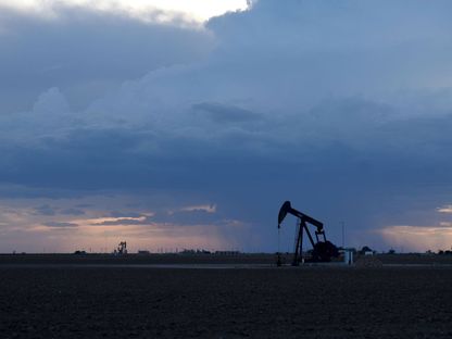 مضخة في أحد حقول النفط في ميدلاند بولاية تكساس الأميركية في أغسطس 2018. تقول شركة "هاليبيرتون" إن تزايد أعداد حقول النفط الصخري، بات أكثر وضوحاً بين شركات الحفر التي تستحوذ على نحو 60% من الحفارات البرية في الولايات المتحدة - المصدر: بلومبرغ