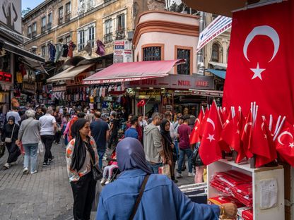 أعلام وطنية تركية للبيع في متجر للهدايا التذكارية في بازار محمود باشا في حي الفاتح في اسطنبول ، تركيا ، يوم الثلاثاء 20 سبتمبر 2022. - المصدر: بلومبرغ