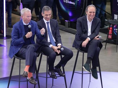 المليارديرات إريك شميدت، إلى اليسار، ورودولف سعدي، في الوسط، وكزافييه نيل، أثناء حضور لجنة \"إيه آي - بلس\" بتاريخ 17 نوفمبر 2023 - المصدر: بلومبرغ