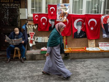 بائع متجول يبيع أعلاماً وطنية تركية مزينة بصورة كمال أتاتورك، مؤسس الجمهورية التركية، في مدينة بورصة، تركيا - المصدر: بلومبرغ