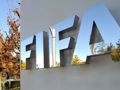 شعار FIFA خارج مقر الاتحاد الدولي لكرة القدم في زيورخ ، سويسرا. - المصدر: غيتي إيمجز