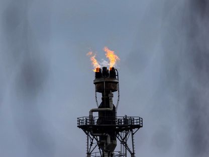 مدخنة مشتعلة في أحد مصافي النفط - المصدر: بلومبرغ