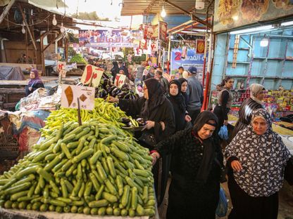 سيدات يتجولن في سوق المنيرة للأغذية في حي إمبابة بالجيزة، مصر في 7 يناير 2023. - المصدر: بلومبرغ