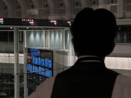 لوحة إلكترونية تعرض بيانات الأسهم في بورصة طوكيو، اليابان - المصدر: بلومبرغ