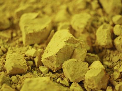 يورانيوم مكثف مُعَدّ للاستخدام في ما يسمى اصطلاحاً بالكعكة الصفراء - المصدر: بلومبرغ