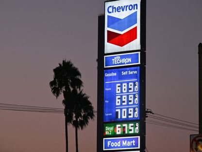 لافتة لعرض أسعار الوقود في محطة وقود لشركة \"شيفرون\"  - المصدر: أ.ف.ب