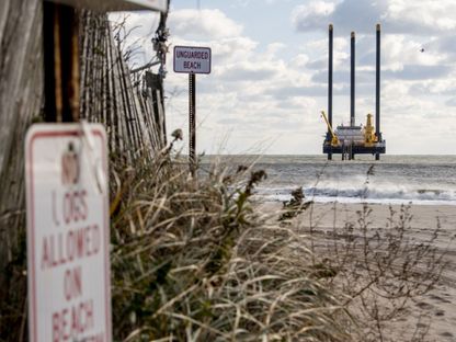 قارب رفع قبالة الشاطئ بمشروع \"ساوث فورك ويند\"، أحد المشاريع التي يجري إنشاؤها في أميركا في عام 2022 - المصدر: بلومبرغ