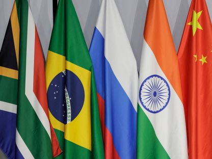 الأعلام الوطنية لدول البرازيل والهند والصين وروسيا وجنوب أفريقيا الأعضاء في مجموعة \"بريكس\" - المصدر: بلومبرغ