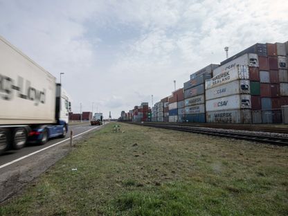 الحاويات المرتبطة بروسيا في ميناء روتردام، في 30 مارس 2022  - المصدر: بلومبرغ