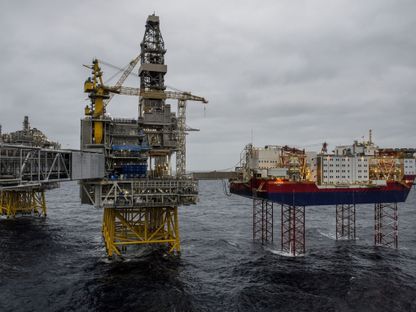 موقع منصة الحفر هافن، المملوكة لشركة \"جاكتيل\"، على يمين الصورة، متصلة بمنصة حفر، في الوسط ، في حقل \"يوهان سفردرب\" النفطي قبالة ساحل النرويج ببحر الشمال - المصدر: بلومبرغ