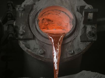 ألمونيوم منصهر يسكب للتصنيع في مصهر تابع لشركة \"فيدانتا ريسورسيز\"، أدويشا، الهند - المصدر: بلومبرغ