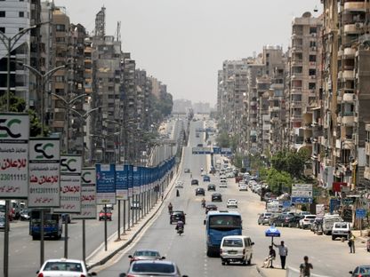حركة المرور على طريق مدينة نصر، إحدى ضواحي القاهرة، مصر - المصدر: رويترز