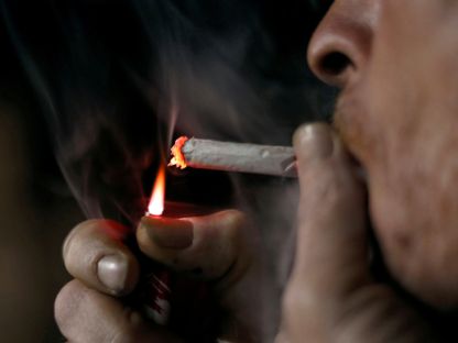 رجل يدخّن سيجارة \"كليوباترا\" التي تنتجها الشركة الشرقية للدخان - المصدر: رويترز