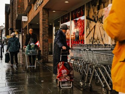 متسوقون خارج متجر \"ماركس آند سبنسر\" في ريغيت بالمملكة المتحدة  - المصدر: بلومبرغ