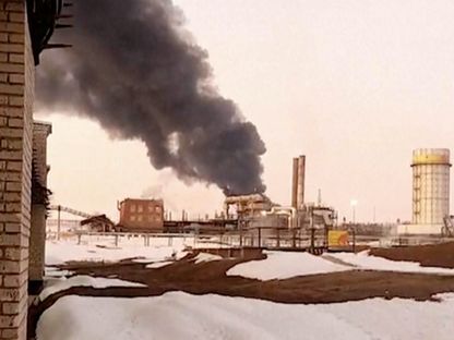 أعمدة الدخان تتصاعد من مصفاة ريازان في روسيا تظهر بمقطع فيديو نشرته وكالة \"أسوشييتد برس\" الأميركية بتاريخ 13 مارس 2024 - وكالة \"أسوشييتد برس\"