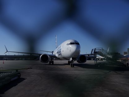طائرة طراز \"بوينغ 737 ماكس-9\" تشغلها شركة \"ألاسكا إيرلاينز\" داخل مطار لوس أنجلوس الدولي، بكاليفورنيا، أميركا - المصدر: بلومبرغ