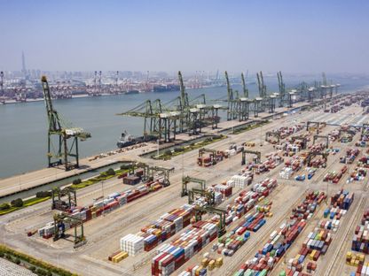حاويات شحن ورافعات وسفن في ميناء تيانجين في تيانجين، الصين، (صورة ملتقطة في 30 يونيو 2023) - المصدر: بلومبرغ