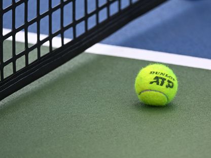 كرة مطبوع عليها شعار رابطة محترفي التنس (ATP TOUR) - المصدر: غيتي إيمجز