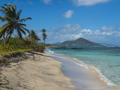 شاطئ رملي في جزيرة سانت كيتس ونيفيس الواقعة في البحر الكاريبي  - المصدر: بلومبرغ