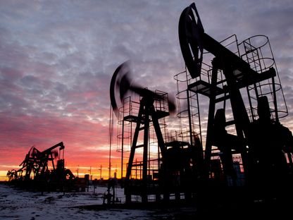 رافعات ضخ النفط لدى أحد حقول النفط في روسيا - المصدر: بلومبرغ