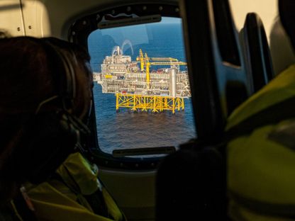 صورة جوية لمنصة بحرية للتنقيب عن النفط في بحر الشمال، النرويج - المصدر: بلومبرغ