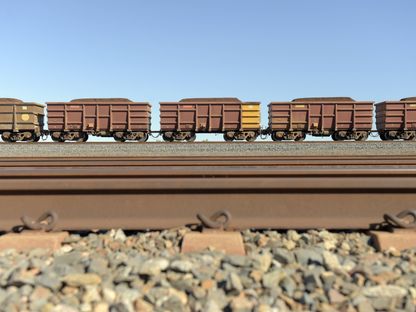 قطار شحن يحمل الحديد الخام يتحرك عبر مسار قرب ساحة سكك حديدية تابعة لشركة \"ريو تينتو غروب\" في كاراثا بولاية أستراليا الغربية في أستراليا - المصدر: بلومبرغ