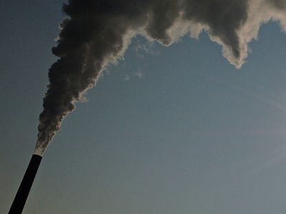 الدخان ينبعث من مدخنة بمصنع شركة \"سودزوكر\" في غروس-غيراو قرب مدينة مانهايم في ألمانيا  - المصدر: بلومبرغ