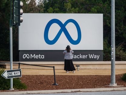 لافتة ضخمة تحمل شعار \"ميتا بلاتفورمز\" أمام مقر الشركة في مينلو بارك بولاية كاليفورنيا، الولايات المتحدة - المصدر: بلومبرغ