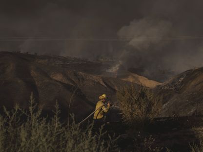 رجل إطفاء أثناء الحريق في كاستايك، كاليفورنيا، الولايات المتحدة  - المصدر: بلومبرغ