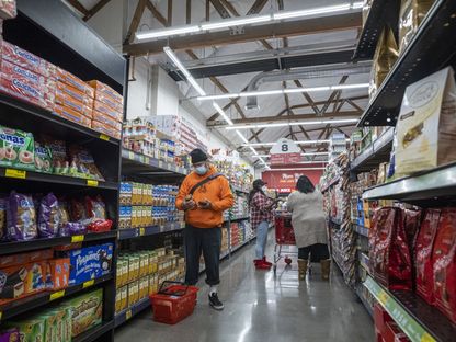 المتسوقون داخل متجر بقالة في سان فرانسيسكو، كاليفورنيا، الولايات المتحدة، الاثنين 2 مايو 2022.  - المصدر: بلومبرغ