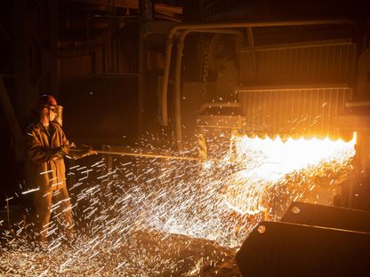 عامل يأخذ عينة من الفولاذ المصهور من فرن في ورشة الصهر في مصنع أوسكول للمعادن الكهربائية ، الذي تديره شركة \"ميتالونفست هولدينغز\"، في ستاري أوسكول، روسيا  - المصدر: بلومبرغ