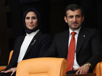 سلجوق بيرقدار، رئيس مجلس إدارة شركة \"بايكار\" للصناعات العسكرية، وزوجته سمية أردوغان، ابنة الرئيس التركي - المصدر: غيتي إيمجز